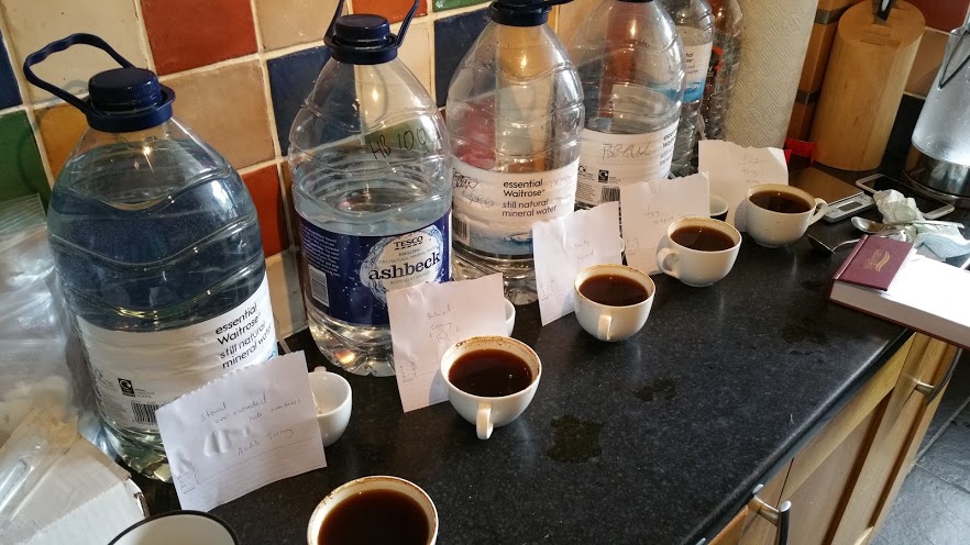 Água sendo despejada sobre café moído